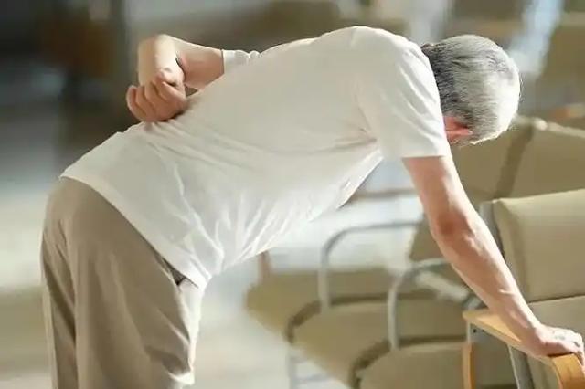 高血压一滴酒都不能沾?医生怒斥:血压高还喝酒,或引起4并发症