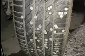 高速路上多辆车轮胎扎满图钉，官方回应：货车不小心掉落，非人为因素图片