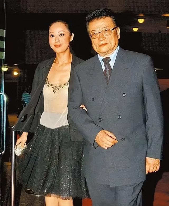 45岁仍拍三级片追求刺激？从亿万富豪再到烂片女王	，她在追求什么