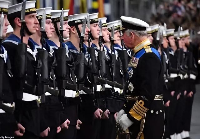 又让张召忠说中了？东拼西凑550亿建的2艘航母，如今彻底成为累赘