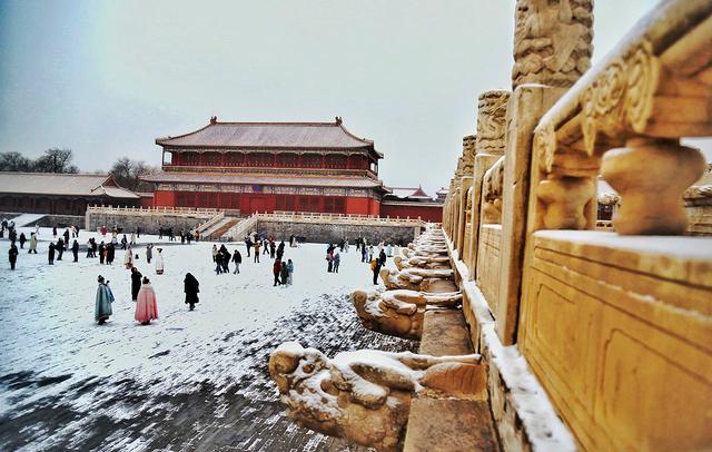 京城初雪拂过紫禁城的每一个角落 故宫红墙金瓦变身童话仙境