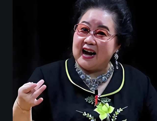 吃里爬外，永不回国？她带领30名演员选择留美，如今年过花甲归来