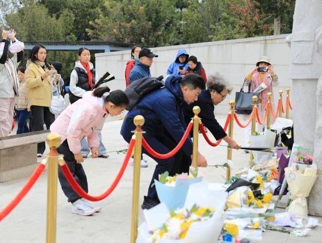 《沉默的荣耀》热播后，西山无名英雄广场迎来瞻仰热潮