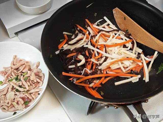 国庆旅行餐 “快” 字当头，预制菜成商家选择，4招尝出真锅气