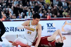 以暴制暴!张宁夹臂许钟豪被肘击打脸,许老将军冲山西球迷竖大拇指图片