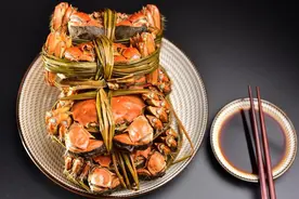 蒸螃蟹，最忌直接上锅，懂行人多做这2步，螃蟹更鲜香，不流黄图片