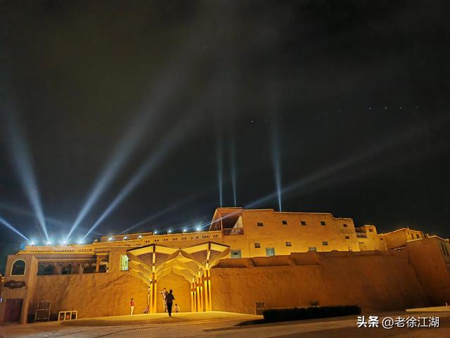 喀什古城，这座纵横交错彩色的街巷里，藏着西域古国的印迹