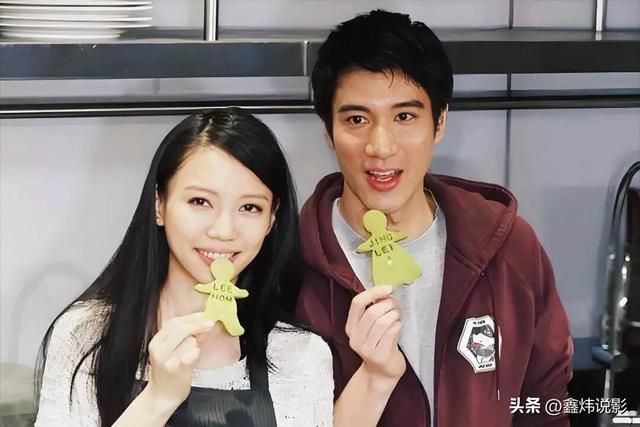 438人见证的梦幻婚礼，3万白玫瑰不敌李靓蕾深V战袍