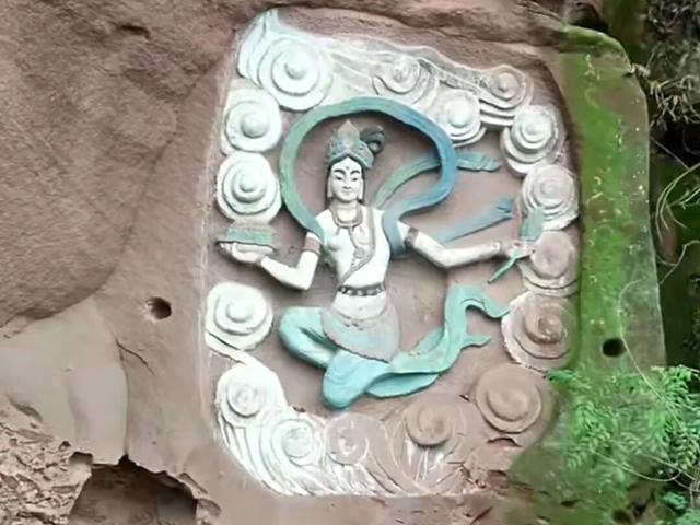 重庆璧山有座千年古庙，门口有座奈何桥，四周大量残破石刻佛像