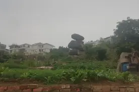 广西南宁市大沙田三叠石奇观，现成为市民热门的打卡地图片