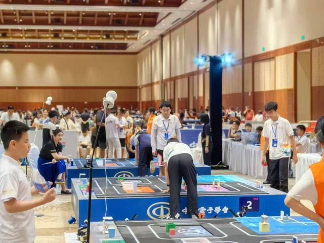 世界机器人大赛三亚锦标赛“硬核对决”， 椰风海韵里TAI科技狂欢