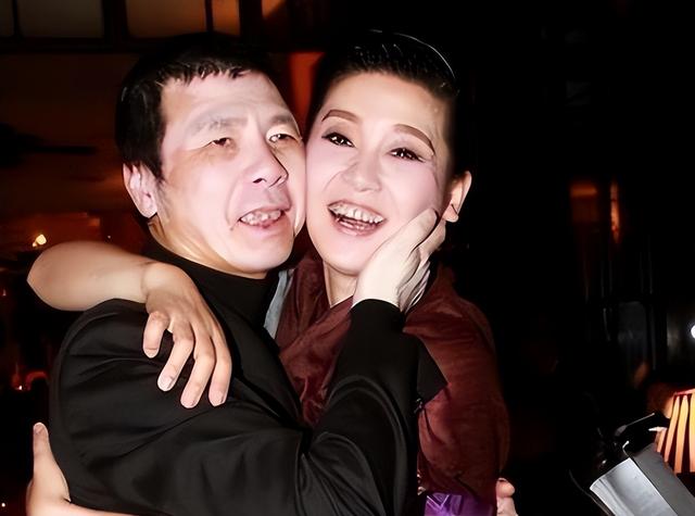 徐帆回应离婚5个月	，冯小刚近况曝光，他的“小心思	”再藏不住了