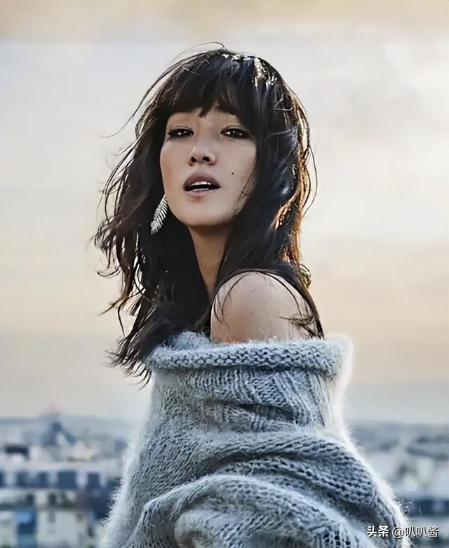 分手30年，被法国老公7字评价的巩俐，活成张艺谋高攀不起的存在