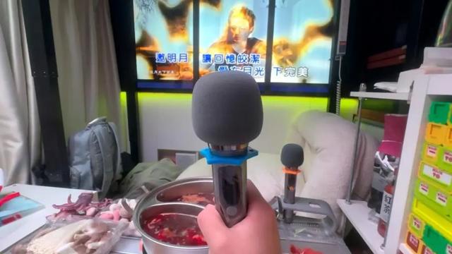 住进车里的年轻人：不租房不买房，5平米最自由