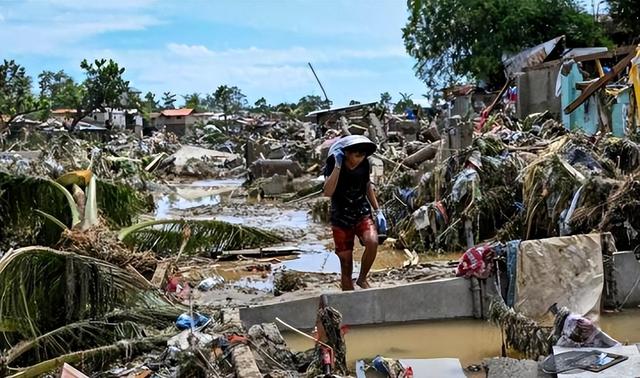 沉默24小时后，中方宣布援菲	，受灾人数超百万，马科斯被要求辞职