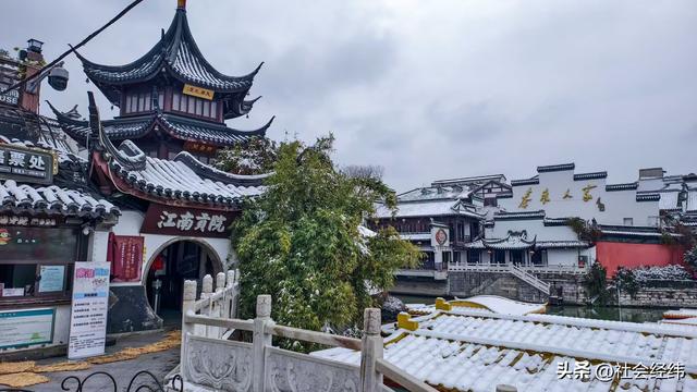 大寒雪落秦淮畔 四秩灯会映金陵 古建银装裹红韵入画来