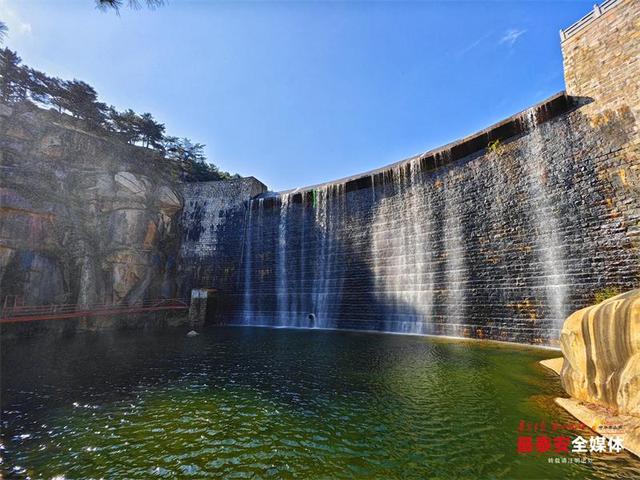 泰山东御道未央湖：一湖碧水落玉帘 山水秘境引客来