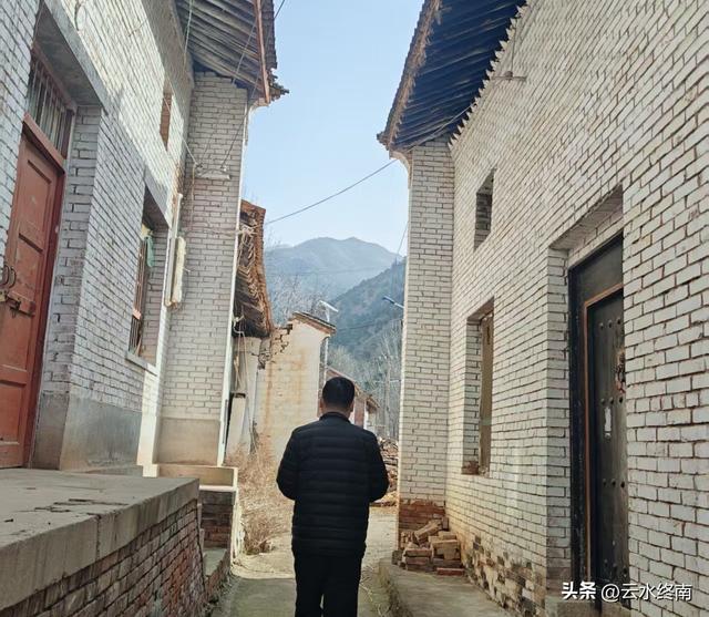 游览了这片芦花后，我又到蓝田这个没有拆掉的村子，见到这些老人