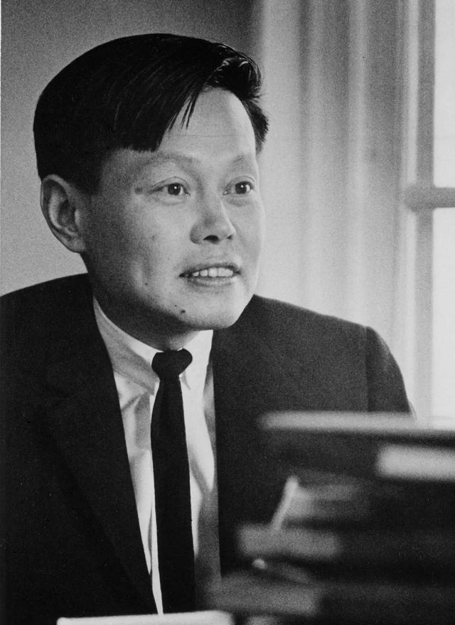 杨振宁葬礼结束，盖国旗完成夙愿不到24小时，恶心一幕就出现了！