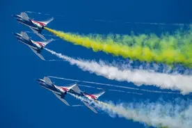 以军打到一半，突然发现解放军8架军机，飞往了以色列的大后方图片