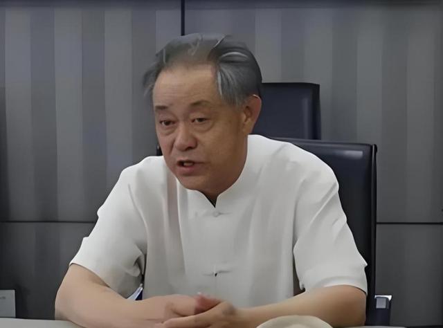 曝南博前院长小情人无数，玩弄女下属时被撞见，岳父身份不简单！