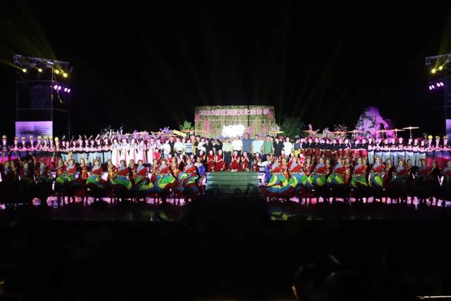 民族文化大盛宴！“打铁花”燃爆夜空！柳江荷花季“太上头”