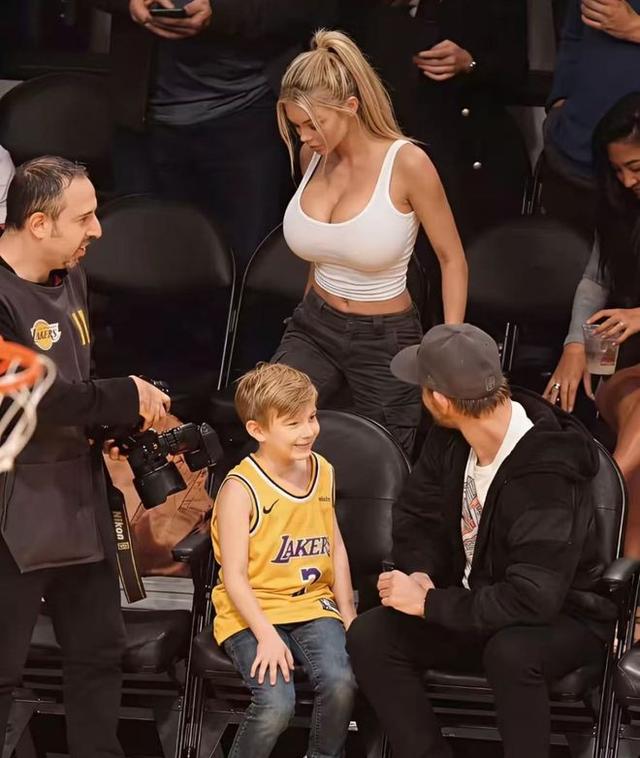 湖人美女球迷凭借火辣身材迅速走红网络！还被现场摄影师偷拍