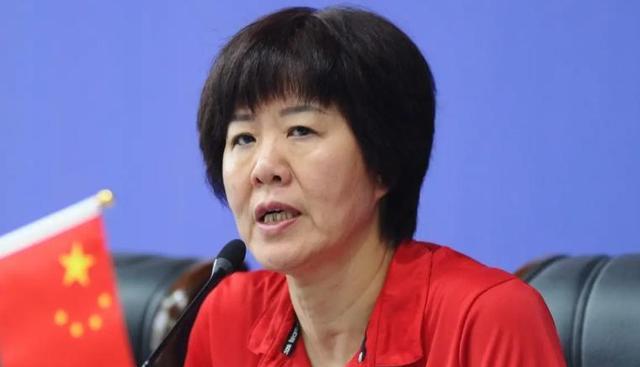 郎平回北京了！戴金项链+名表，气质高贵，打扮时髦越来越年轻了