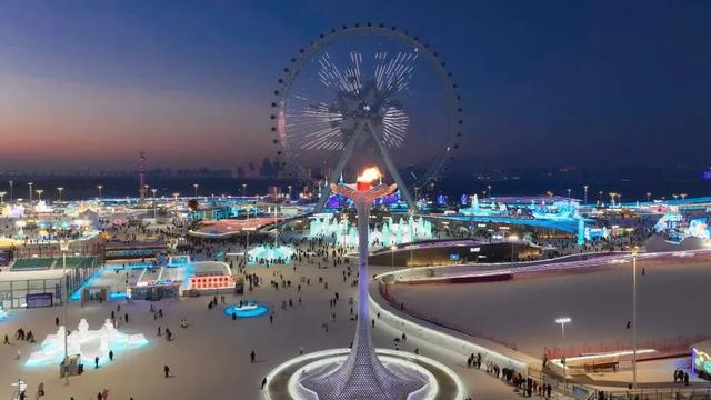 哈尔滨冰雪大世界再添新亮点 “雪韵丁香”火炬塔点亮仪式燃动冰城