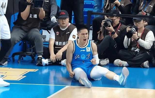 罚球31-17！杨鸣冲动技犯送5罚，让辽宁断送全局，成全北京3连胜