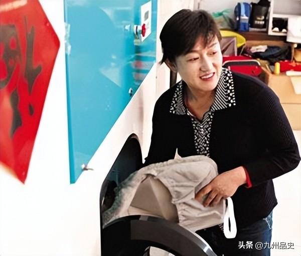 她是9枚金牌的冠军，被教练下药终身不育，退役后当搓澡工嫁和尚