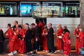 中国“杀疯了”！近1400万人老外来华，上海街头，挤满了老外图片