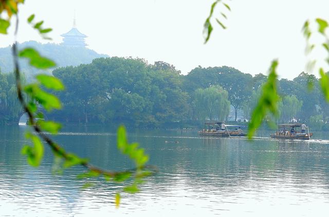 西湖：一砚秋水写晨光