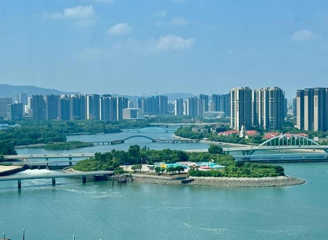 厦门五缘湾音乐岛，有山、水、岛、湾的自然美景，占地6万平方米