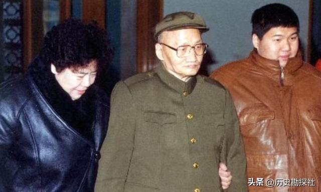 毛岸青81岁生日时的全家福，两个妹妹前来贺寿，儿媳刘滨体贴蹲着