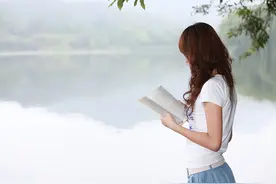 一个女人手上没有手链、戒指，脖子上也没有项链，说明了三个问题图片