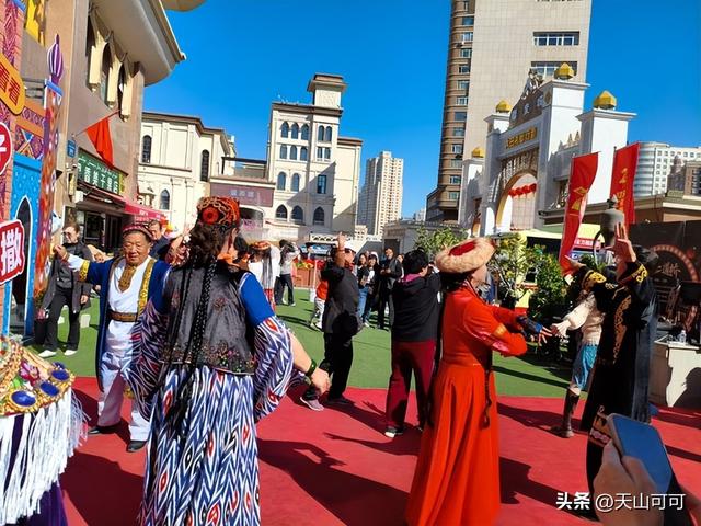 国庆大假，一家人去游新疆大巴扎，美食与歌舞表演太攒劲了！