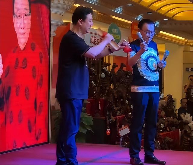 79岁侯耀华晚年凄凉！独居北京无保姆照料，家里脏乱差环境寒酸