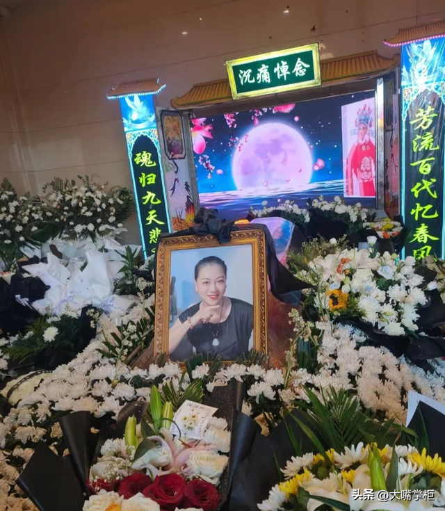48岁孟再平追悼会，两段婚姻引争议，120万抗癌针没能留住她