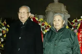 2007年，华国锋想去毛主席纪念堂，被家人劝阻，他说：最后一次了图片