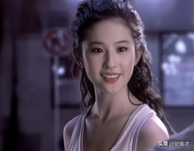 一场香港大火	，让大家看清38岁刘亦菲的“真面目”，赵立坚说对了