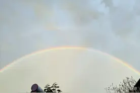 大清早的，不出太阳，先出条彩虹🌈图片