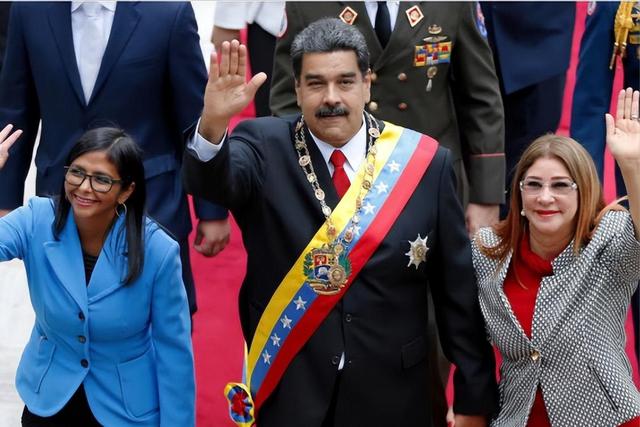 转向了？特朗普主动还油轮，白宫释放俄公民，美国第一次做出妥协