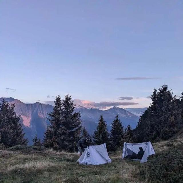 两个年轻人裸辞后徒步一年，只为从法国走到上海！已步行到新疆