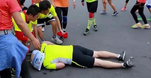 跟风跑马、有去无回！马拉松成 “流动ICU”，全民狂欢的生命警示
