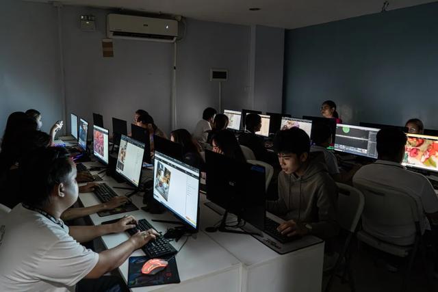 跨国外包时代来临!打工人最后价值,就是假扮AI