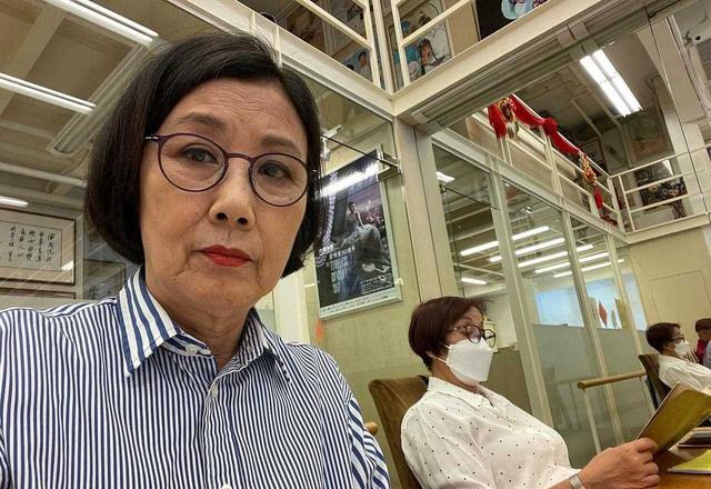 78岁连路都走不稳还开演唱会，全网骂声一片，她却扬言回馈粉丝