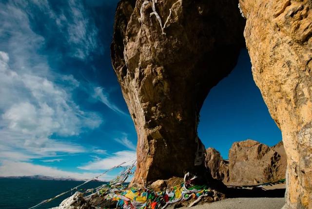 西藏天湖冬日变蓝宝石秘境，千里冰封宛如异星