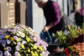 老人下葬后，遗像是烧掉还是保存？切记不能乱放，如何处理才合适图片