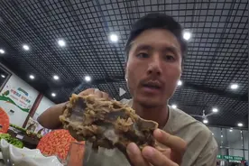 刘伟元骑行内蒙古，遇到宰客餐厅，有人劝他还不听？图片